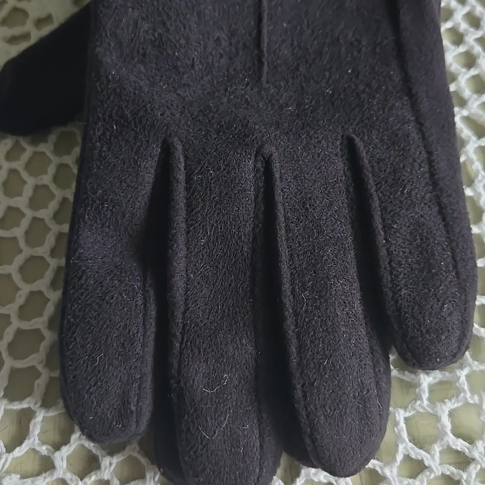 ISOTONER WOMEN'S BLACK FUR-TRIMMED GLOVES - Picture 4 of 8